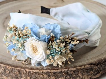 Serre-tête artisanal orné de fleurs stabilisées aux nuances bleu ciel Jennifer par Flora Paris