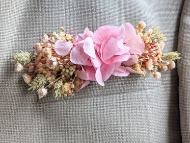 Boutonnière de marié artisanale fleurs stabilisées aux nuances roses vertes Romy par Flora Paris