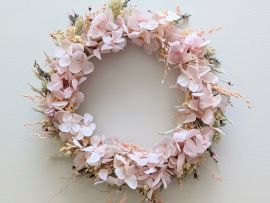 Couronne murale en hortensias & fleurs séchées tons roses Béatrice par Flora Paris