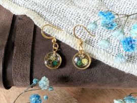 Boucles d’oreilles pendantes en résine & fleurs séchées Agatha par Flora Paris