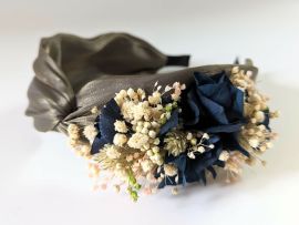 Serre-tête artisanal orné de fleurs séchées & stabilisées bleues Mona par Flora Paris