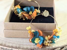 Boucles d’oreilles créoles en fleurs stabilisées oranges et bleues Nila par Flora Paris