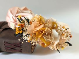 Serre-tête artisanal orné de fleurs séchées & stabilisées orangées Chloé par Flora Paris