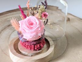 Cloche en verre et fleurs séchées pour décoration d’intérieur Pink Purple par Flora Paris
