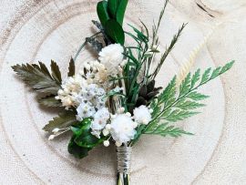 Boutonnière de marié artisanale en fleurs stabilisées aux nuances de vert et blanc Élias par Flora Paris