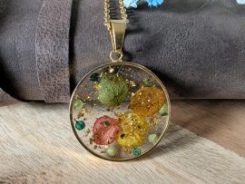 Collier bohème en résine & fleurs séchées rouges jaunes dorées Aurélia par Flora Paris