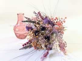 Petit bouquet de fleurs séchées naturelles avec vase en verre teinté rose et violet Blue par Flora Paris