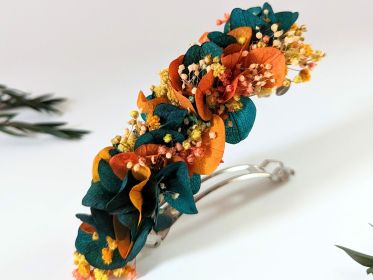 Barrette à cheveux fleurie pour coiffure de mariage en fleurs stabilisées oranges et bleues Nila par Flora Paris