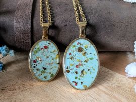 Collier de fleurs séchées dans les tons turquoise rouge vert Alice par Flora Paris