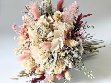 Bouquet de mariée en fleurs séchées et stabilisées aux tonalités beiges et roses Jessy par Flora Paris