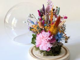 Cloche en verre avec fleurs naturelles aux couleurs vibrantes pour décoration d’intérieur Sully par Flora Paris