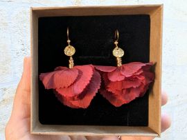 Boucles d’oreilles gouttes en hortensias stabilisés rouges bijou bohème Iris par Flora Paris