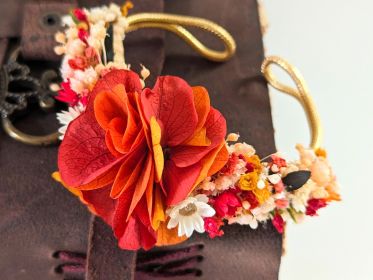 Bracelet artisanal en fleurs stabilisées aux tonalités rouges Coco Cinelle par Flora Paris