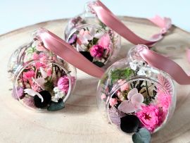 Boules de Noël en fleurs stabilisées roses et vertes Féérie par Flora Paris