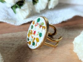 Bague artisanale en fleurs stabilisées aux tons jaune vert et blanc Ingrid par Flora Paris