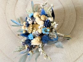 Boutonnière de marié en fleurs séchées & stabilisées dans les tons bleus dorés et beiges Elouise par Flora Paris