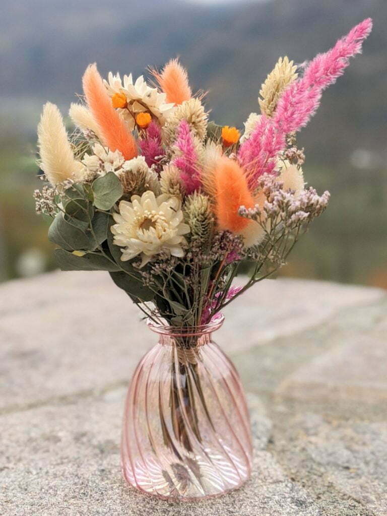 Mini bouquet de fleurs séchées dans son vase en verre teinté rose