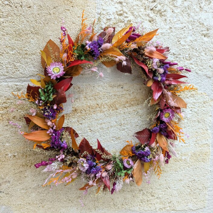 Couronne murale de fleurs stabilisées dans les tons automnales, Violla 2