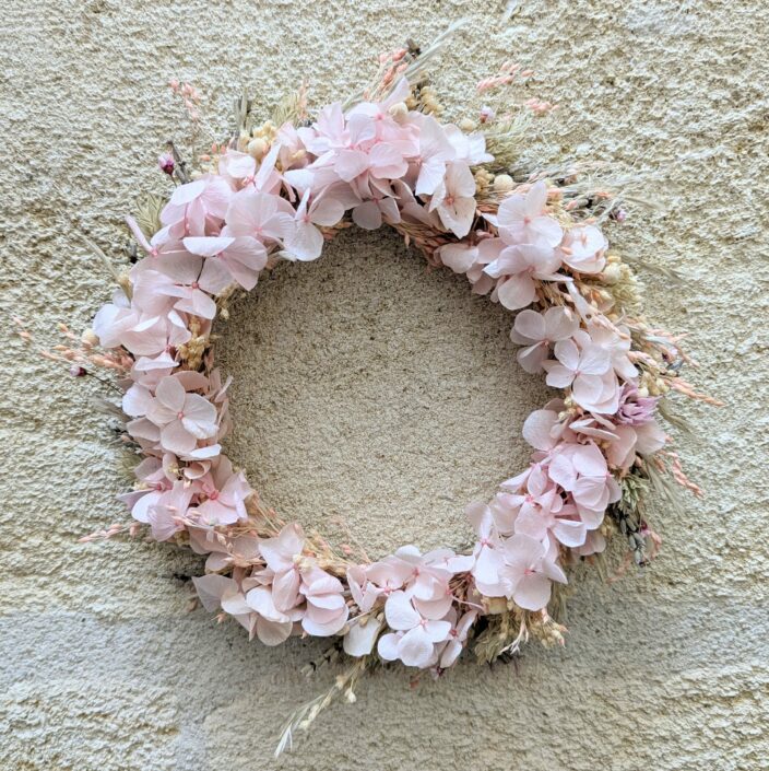 Couronne murale en hortensias & fleurs séchées, tons roses, Béatrice – Image 4