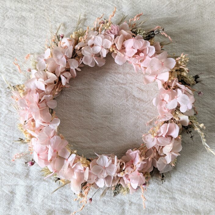 Couronne murale en hortensias & fleurs séchées, tons roses, Béatrice – Image 3