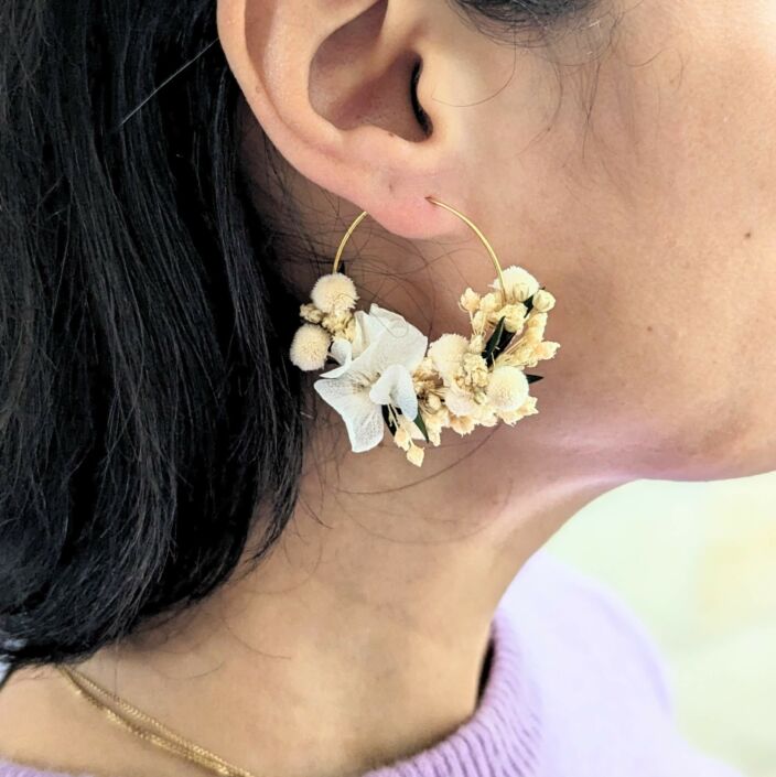 Boucles d’oreilles de mariée artisanal en fleurs stabilisées blanches & vertes, Virginie 4
