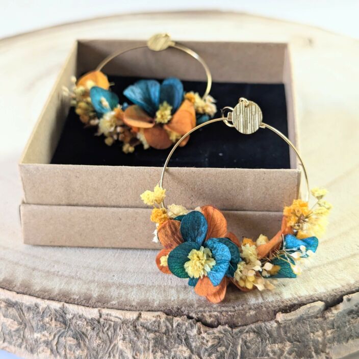 Boucles d’oreilles créoles en fleurs stabilisées oranges et bleues, Nila