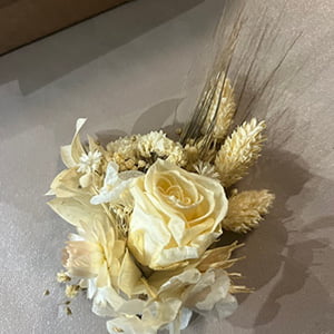 Boutonnière de marié chic avec rose éternelle et fleurs séchées, Laly évaluée par Emilie