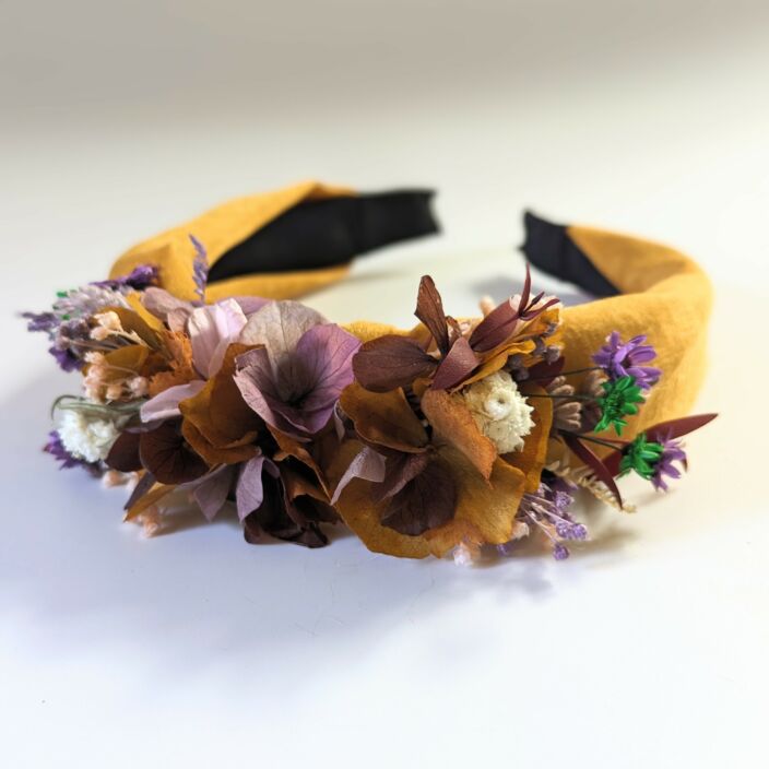 Serre-tête artisanal orné de fleurs stabilisées terracotta, oranges & violettes, Naranja 3
