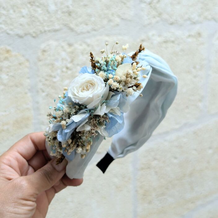 Serre-tête artisanal orné de fleurs stabilisées aux nuances bleu ciel, Jennifer 3