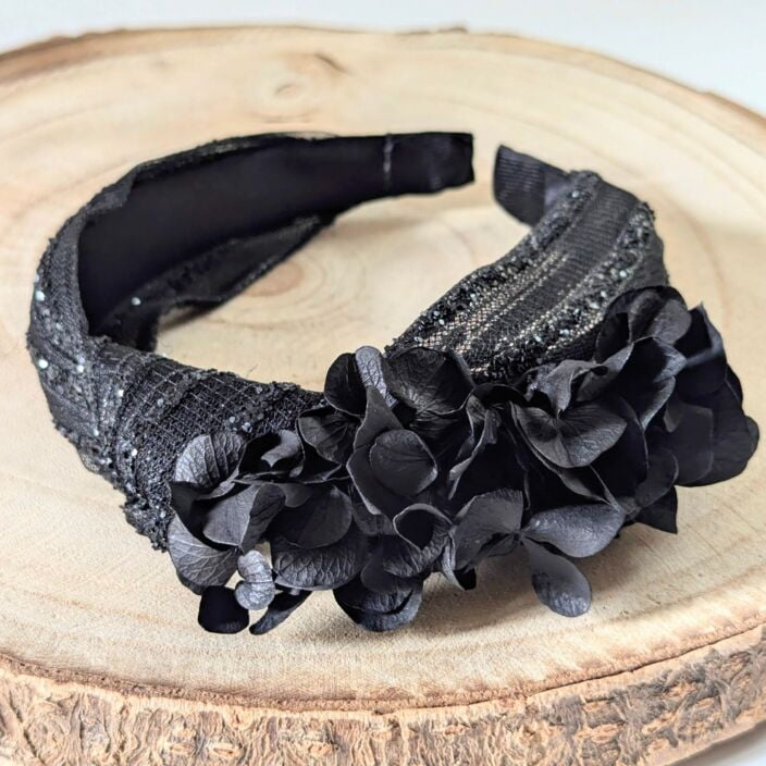 Serre-tête artisanal orné d’hortensia stabilisé noir, Lolita