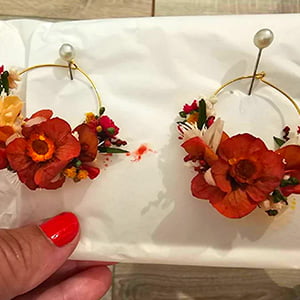 Boucles d’oreilles créoles en fleurs stabilisées aux tonalités rouges, Coco Cinelle évaluées par Aurélie