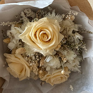 Bouquet de mariée avec roses éternelles et fleurs séchées dans les tons beiges, Laly évalué par Caroline