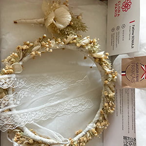 Couronne de cheveux en fleurs stabilisées beiges & dentelle fine, Luna évaluée par Caroline