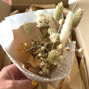 Mini bouquet de fleurs séchées pour décoration de table évènementielle, Fiesta évalué par Caroline