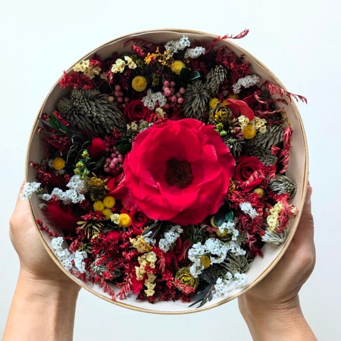 Boîte à chapeau fleurie composée de fleurs naturelles séchées et stabilisées, Juliette