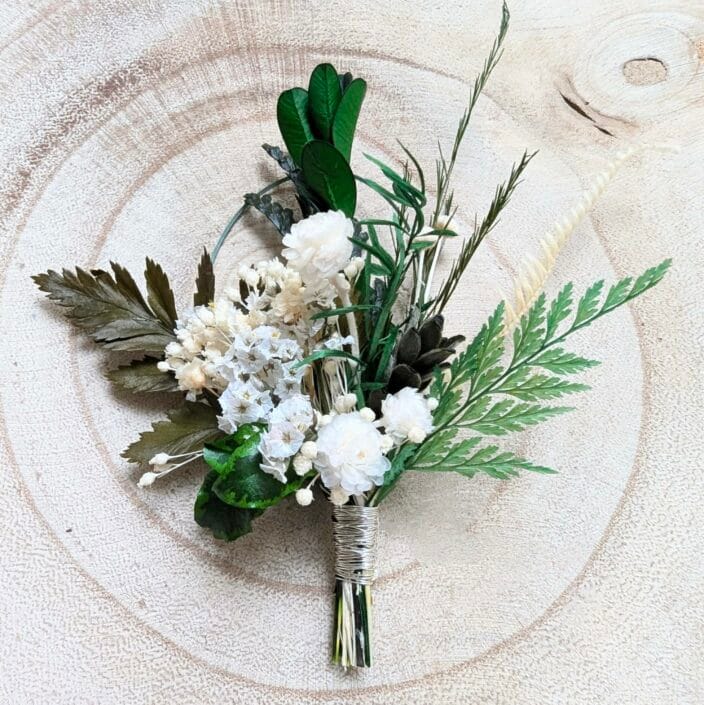 Boutonnière de marié artisanale en fleurs stabilisées aux nuances de vert et blanc, Élias