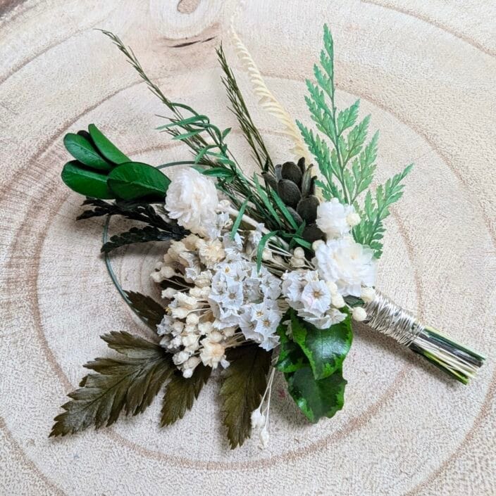 Boutonnière de marié artisanale en fleurs stabilisées aux nuances de vert et blanc, Élias 2