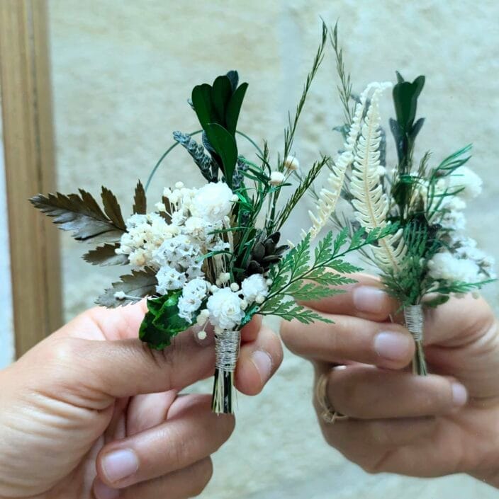 Boutonnière de marié artisanale en fleurs stabilisées aux nuances de vert et blanc, Élias 3