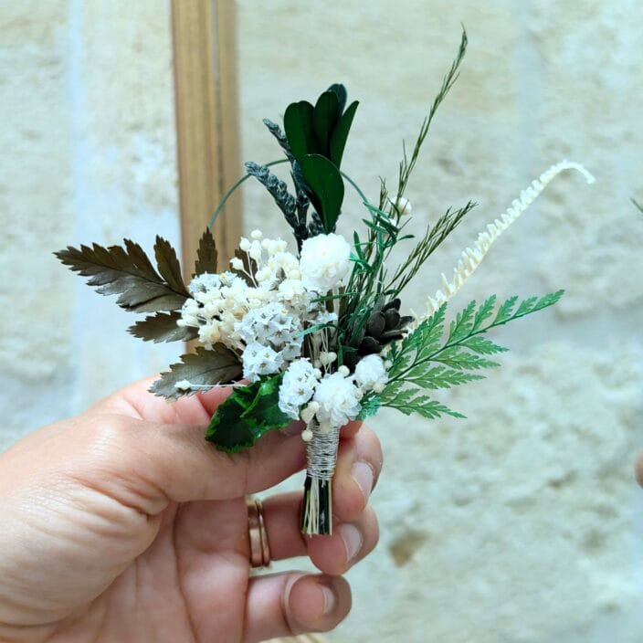 Boutonnière de marié artisanale en fleurs stabilisées aux nuances de vert et blanc, Élias 4