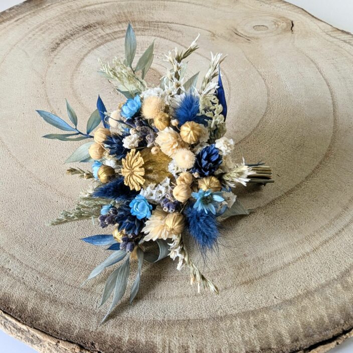 Boutonnière de marié en fleurs séchées & stabilisées dans les tons bleus, dorés et beiges, Elouise 4