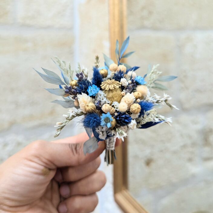 Boutonnière de marié en fleurs séchées & stabilisées dans les tons bleus, dorés et beiges, Elouise 3