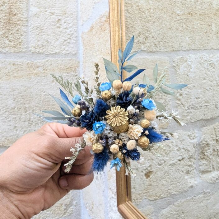 Boutonnière de marié en fleurs séchées & stabilisées dans les tons bleus, dorés et beiges, Elouise 2