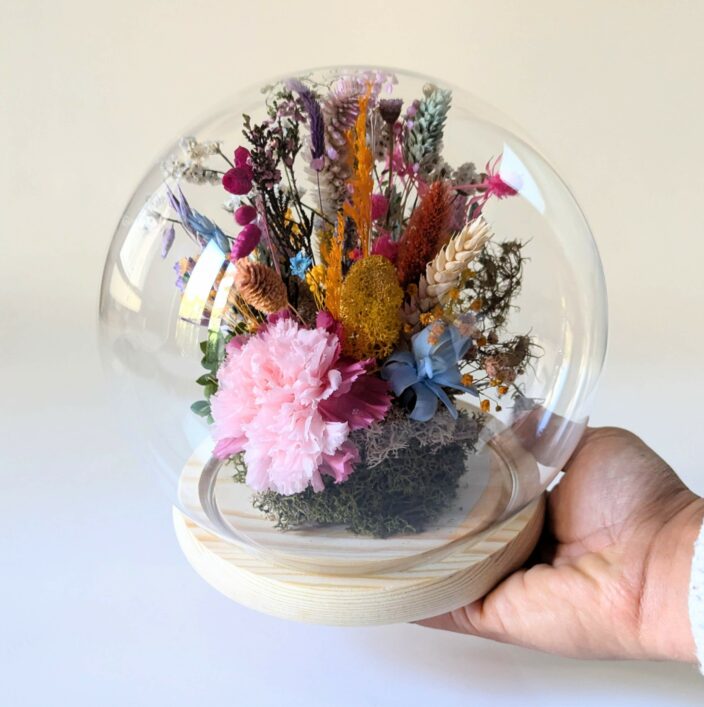 Cloche en verre avec fleurs naturelles aux couleurs vibrantes pour décoration d’intérieur, Sully 4