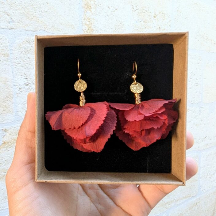 Boucles d’oreilles gouttes en hortensias stabilisés rouges, bijou bohème, Iris