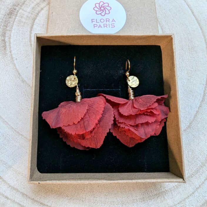 Boucles d’oreilles gouttes en hortensias stabilisés rouges, bijou bohème, Iris 2