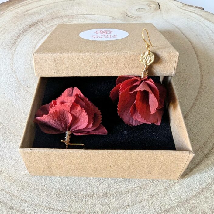 Boucles d’oreilles gouttes en hortensias stabilisés rouges, bijou bohème, Iris 3