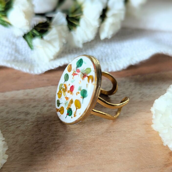 Bague artisanale en fleurs stabilisées aux tons jaune, vert et blanc, Ingrid