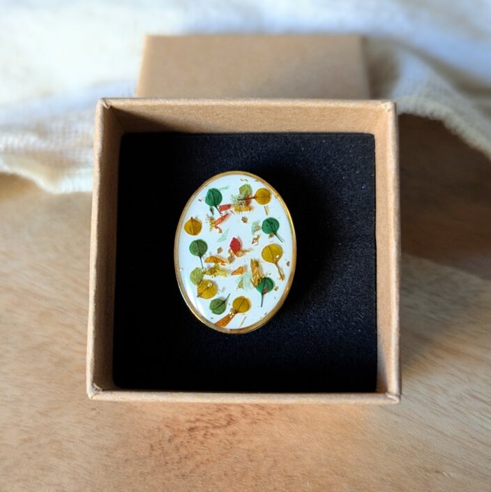 Bague artisanale en fleurs stabilisées aux tons jaune, vert et blanc, Ingrid – Image 4