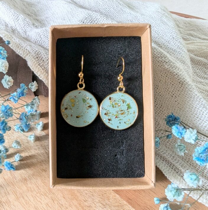 Boucles d’oreilles en fleurs séchées dans les tons turquoise, rouge, vert, Alice – Image 4