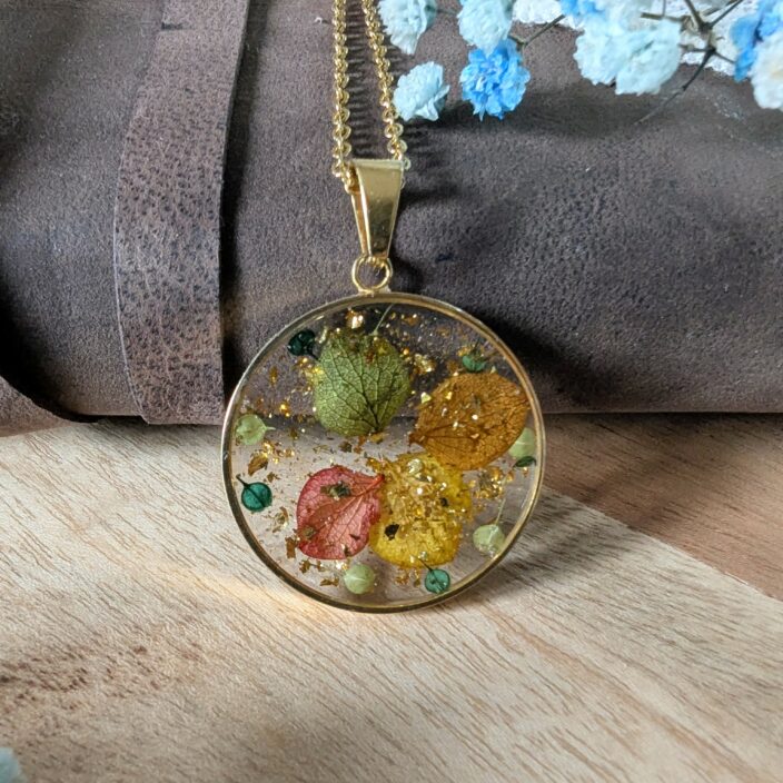 Collier bohème en résine & fleurs séchées rouges, jaunes, dorées, Aurélia